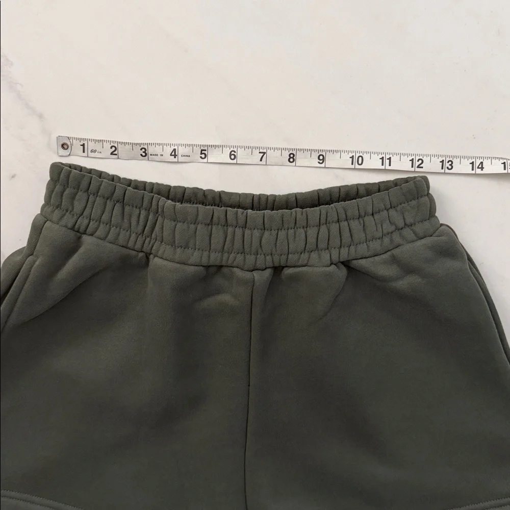 NEW Women’s PARKE
Fleece Sweatshorts in Hunter Green
Size XS - Picture 2 of 8